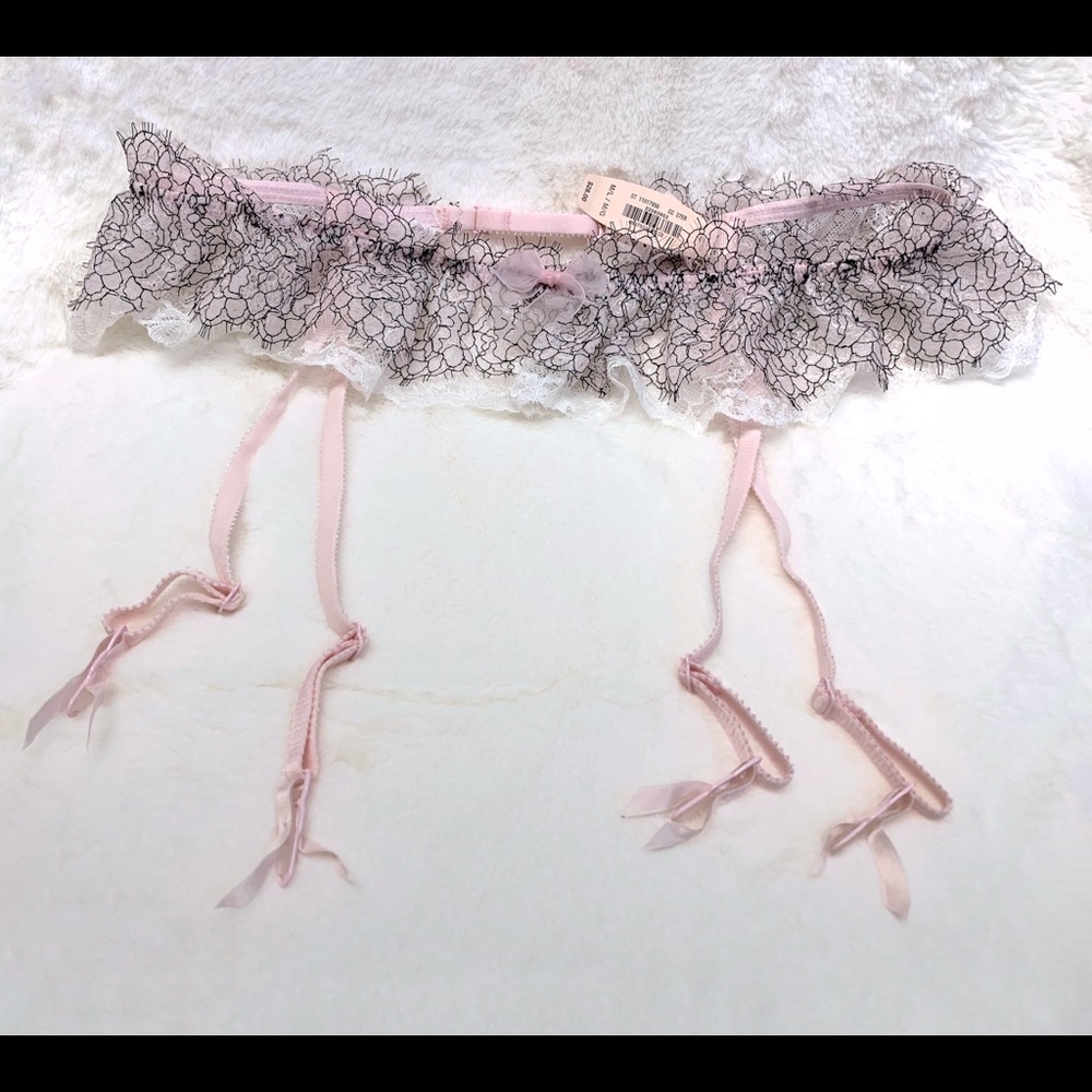 NWT Victoria’s Secret Lace Garter Belt M/L